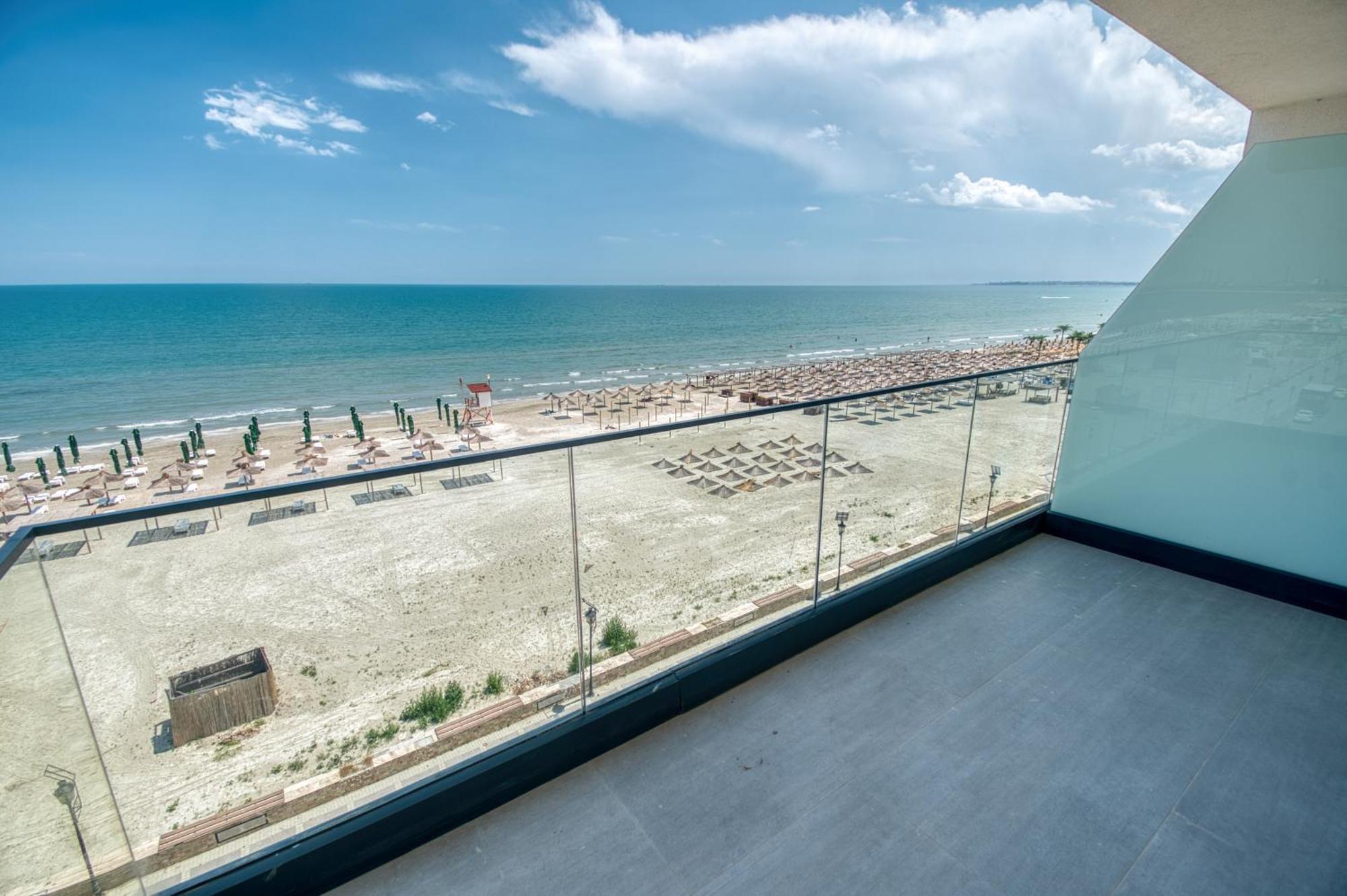 Azzurro Beachfront 2 - Sea View Apartment Năvodari