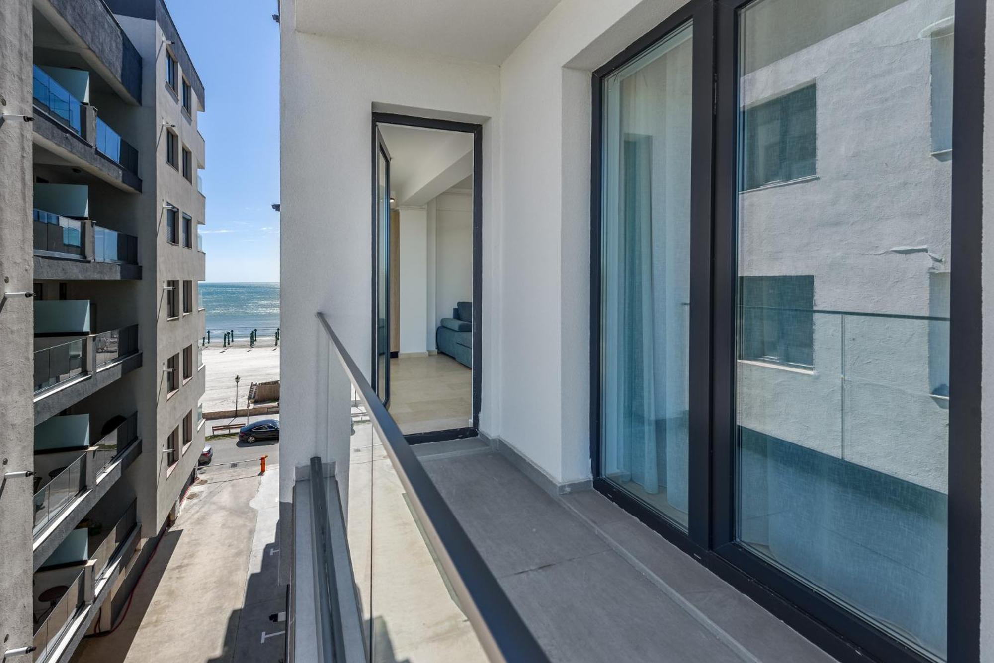 Azzurro Beachfront 2 - Sea View Apartment Năvodari